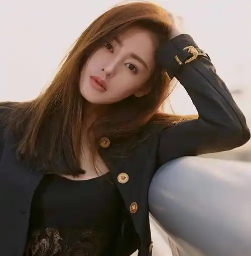 大家可以看到的是,在张天爱的官方资料中,她的身高写的是165厘米.