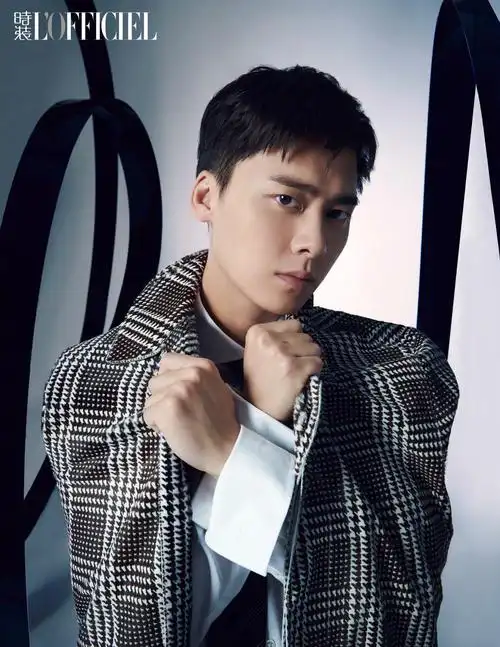 2020年年内,李易峰平均每月都有一本杂志封面和大家见面,也完成了男刊