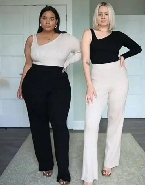 外国一对胖瘦穿同款搭配,胖女孩竟不输_黑色_衣服_吊带裤