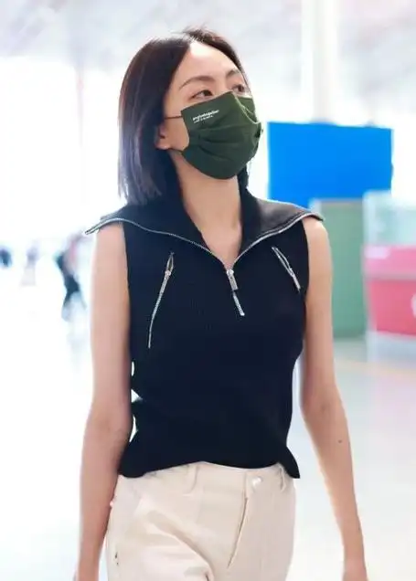 刘惜君惊艳亮相北京机场,黑白搭配气质满分!