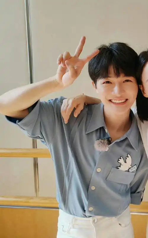 周深这种可爱元气会哄姐姐的小宝贝到底是谁在谈啊我现在就要看节目