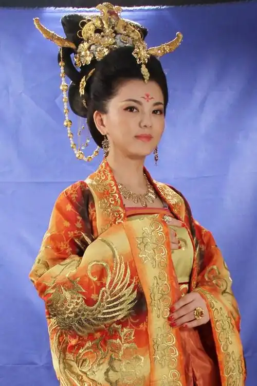 三,宫雪花扮演的武则天四,斯琴高娃扮演的武则天五,刘晓庆扮演的