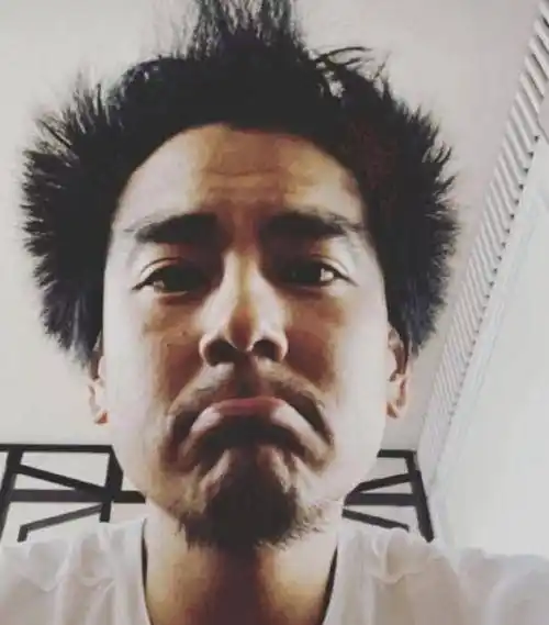 原创彭于晏在家蓬头大胡子显邋遢网友谎称他是男友父母反应大亮