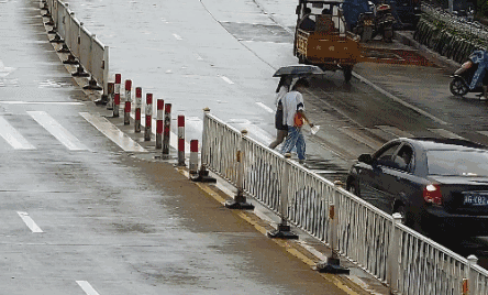 车辆:浙gv8278地点:紫薇路市棋院前不礼让黑榜01车辆:浙gl8v57地点