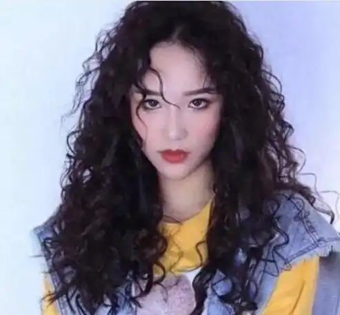 小卷式的泡面头卷发发型蓬松轻盈又减龄