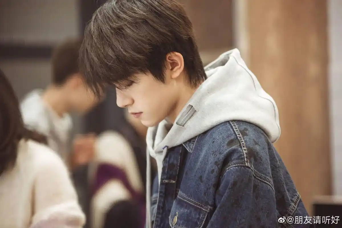 tfboys新闻200225易烊千玺朋友请听好新剧照来袭治愈系少年温柔上线