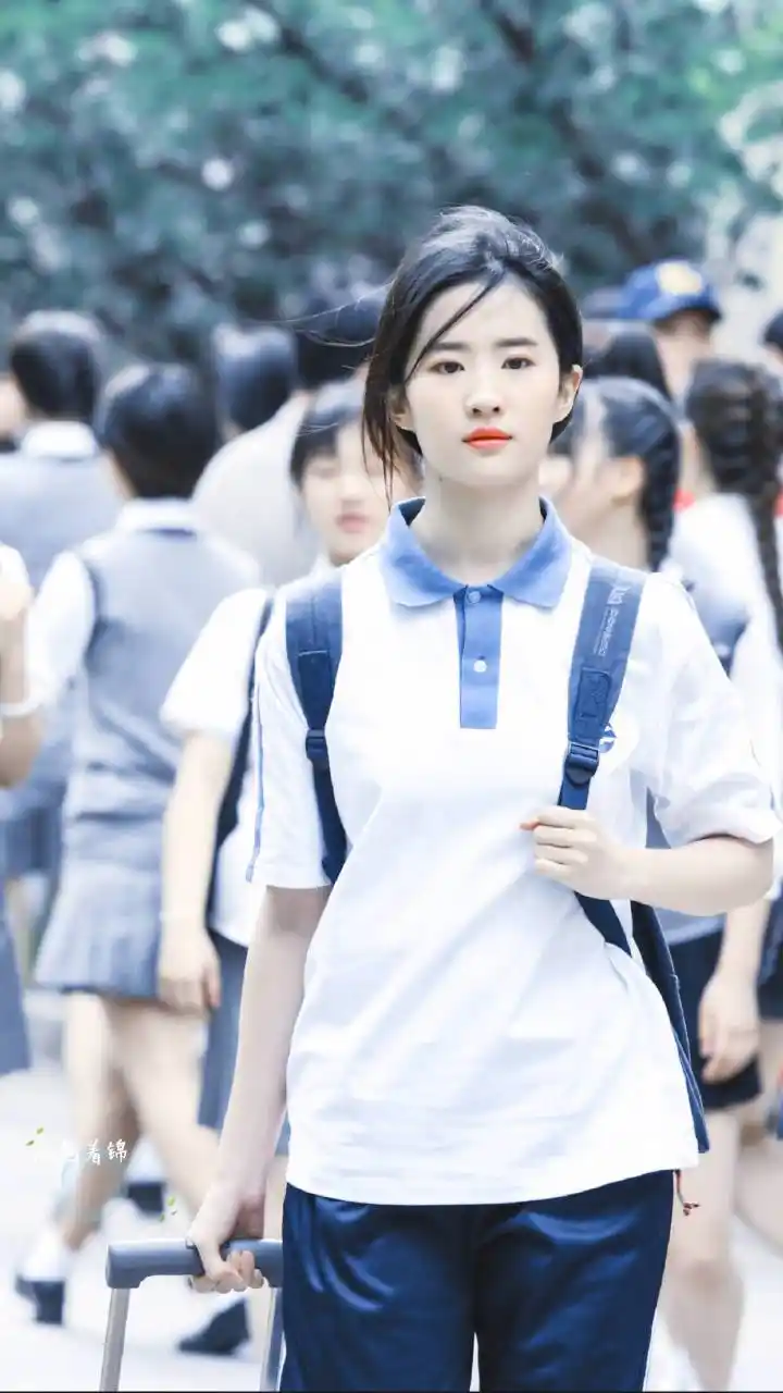 穿上校服的刘亦菲好美,真得让粉丝们惊艳不已!