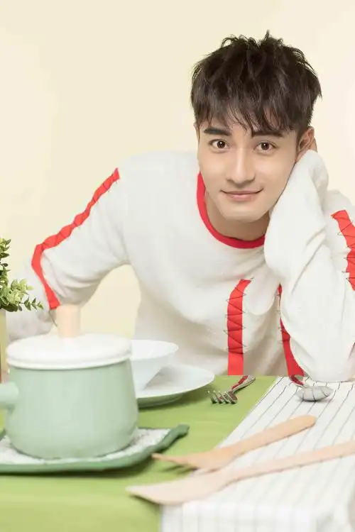 郑凯秋日写真温暖来袭休闲居家露治愈笑容