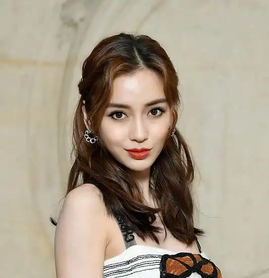 杨颖和热巴似乎都很喜欢中分造型,不过相比之下,谁能更胜一筹呢