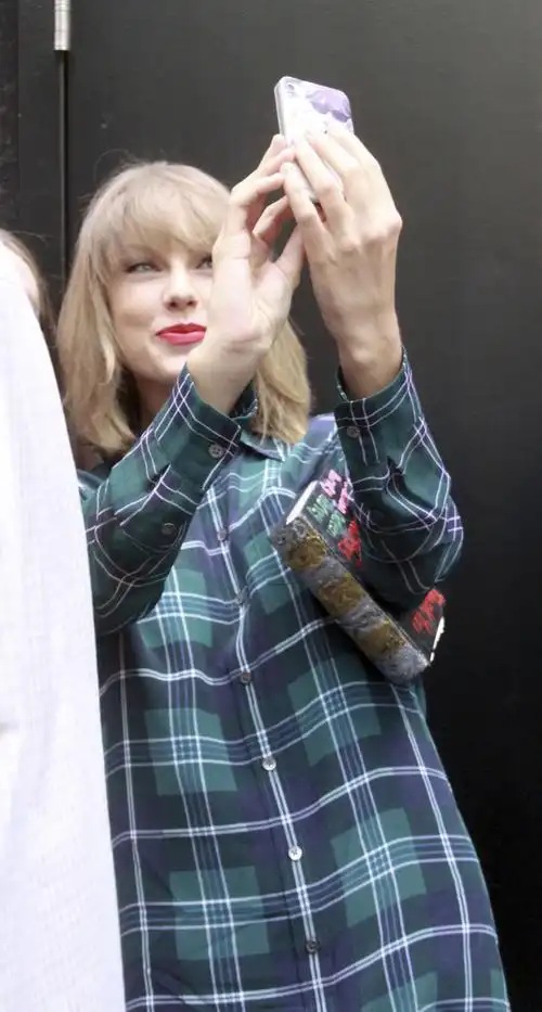 taylor swift in a shirt dress – out in new york city – august