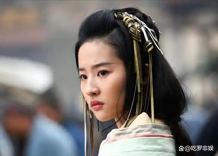 巴黎这一天刘亦菲勒出的赘肉治好了多少女人的身材焦虑