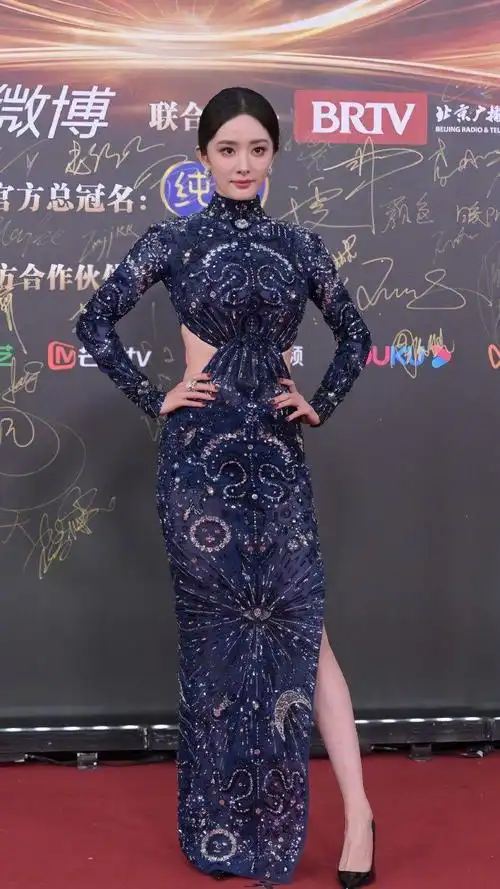 微博之夜杨幂蓝色旗袍秀出纤细腰身 新中式穿搭尽显风情_腾讯新闻