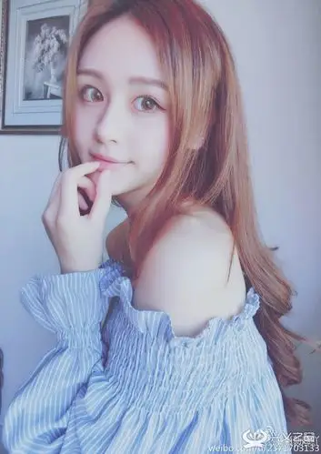 于贵州师大一名女生@肖新越吖在网络晒出了自己的一系列写真和生活照