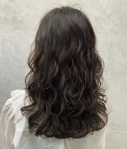 中长发木马卷发型图片 自然蓬松烫发巨显发量