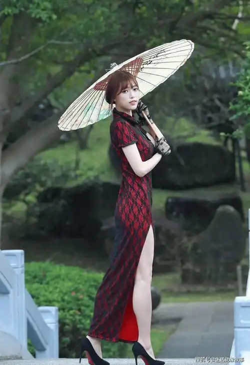 红衣旗袍小姐姐团,古城里的一抹热烈与温柔较量!