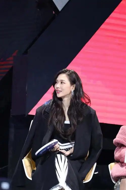 王霏霏jyp合约到期不续约 回国签约华谊兄弟