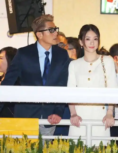 57岁郭富城高调秀恩爱!