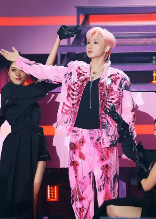 汪苏泷超话#汪苏泷2023世纪派对巡回演唱会#多种粉色汇集于牛仔服,外