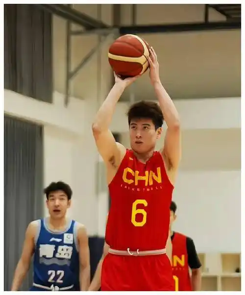 三名中国男篮球员得分上双,程帅澎表现最佳,胡明轩贡献12分.