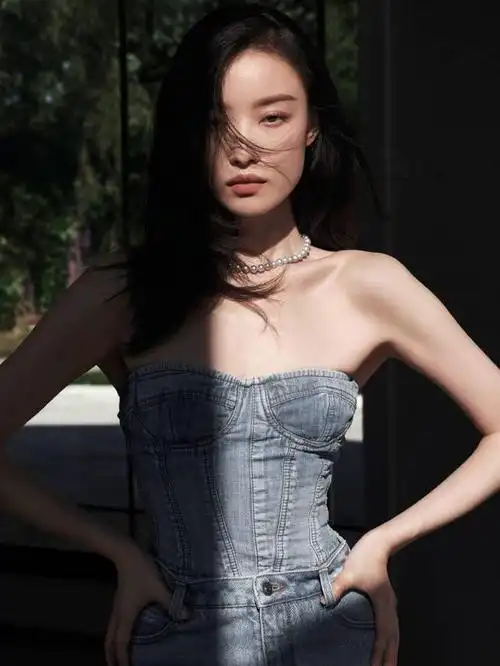 自由潮流的代表 倪妮牛仔抹胸套装写真 展现简约时尚的自由态度