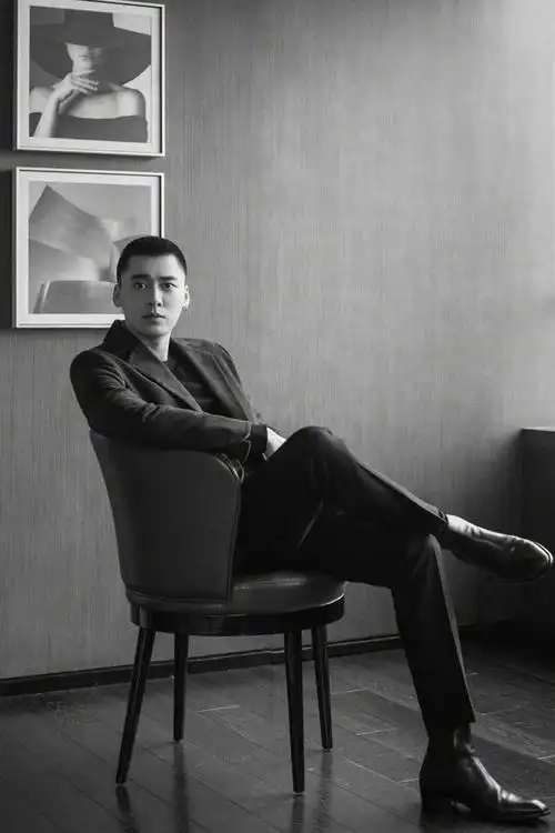 平头拍写真,大衣穿上造型十分亮眼,阳光帅气的形象|西装|寸头|李易峰