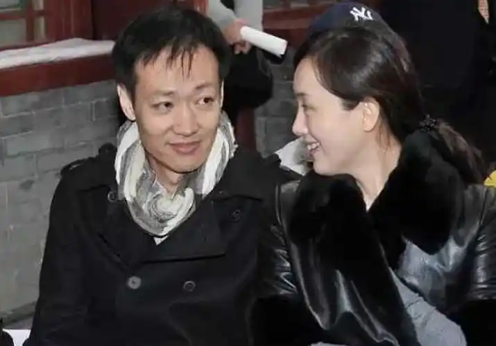 其实不止是送东西,辛柏青在学校的时候还帮朱媛媛洗过牛仔裤呢!