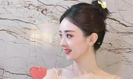 冯绍峰赵丽颖机场相见,一家三口温馨互动,冯妈妥协送豪宅求复婚