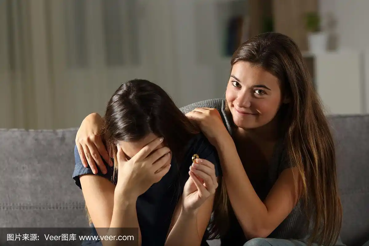 虚伪的朋友安慰离婚的妻子