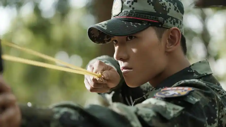 杨洋晒燕破岳隧道救人花絮照特战荣耀节奏紧凑剧情高能