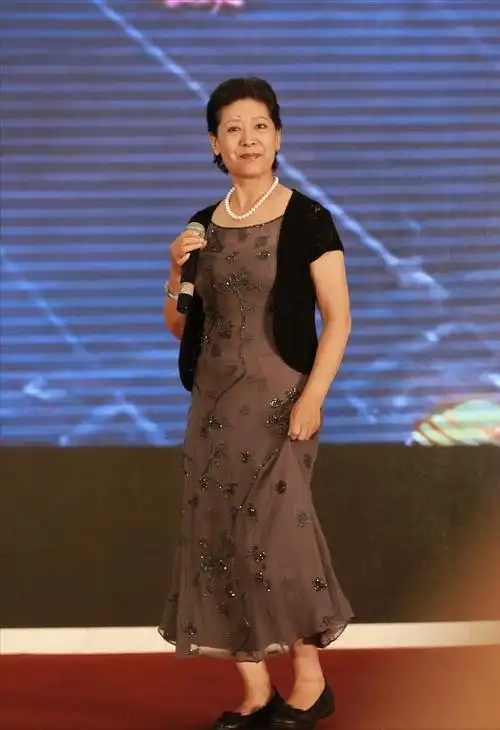 原创关牧村年龄大了但气质一点没老裙装配开衫优雅大气挺耐看的