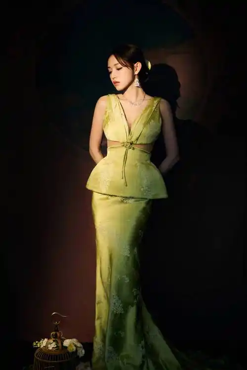 程潇穿新中式礼服好美艳,上装似内衣凸显傲人曲线,温婉而又性感