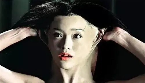 清朝有一幅女鬼图放大5倍看她在做什么网友看久会引起不适