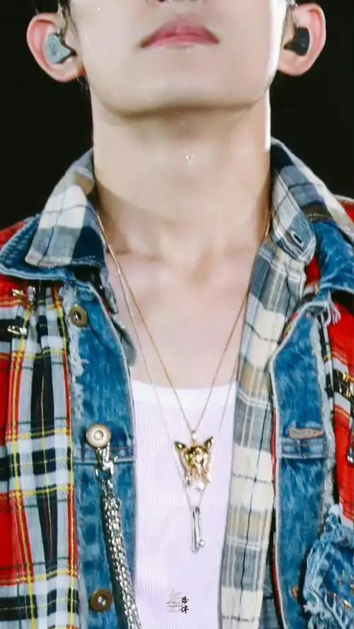 易烊千玺绝对领域之锁骨  翻相册突然看到嘿嘿嘿嘿嘿嘿@tfboys-易烊