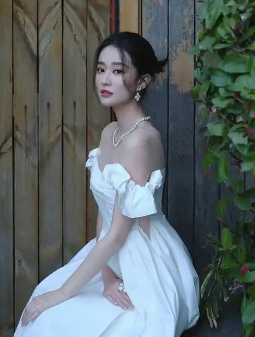 乔欣纯白纸巾婚纱照优雅高贵,迷人迷人_白色_连衣裙_一身