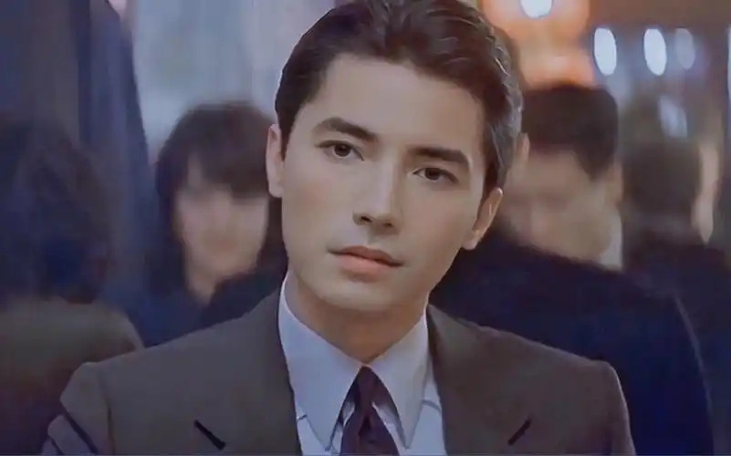 【尊龙】24岁到55岁各时期容貌变化,"亚洲洲草"顶级神颜,浑然天成的