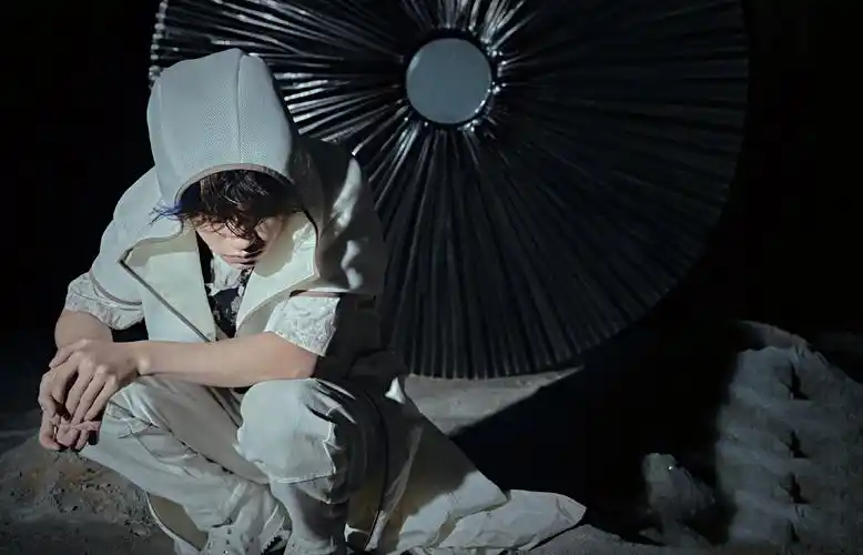 易烊千玺时尚芭莎三月刊封面释出,身穿克莱因蓝套装__财经头条