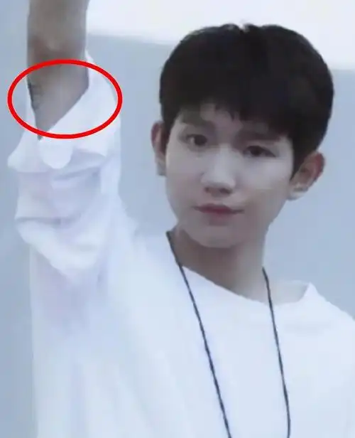 tfboys纹身,王源胳膊一大片,千玺在手腕上,俊凯藏得最深