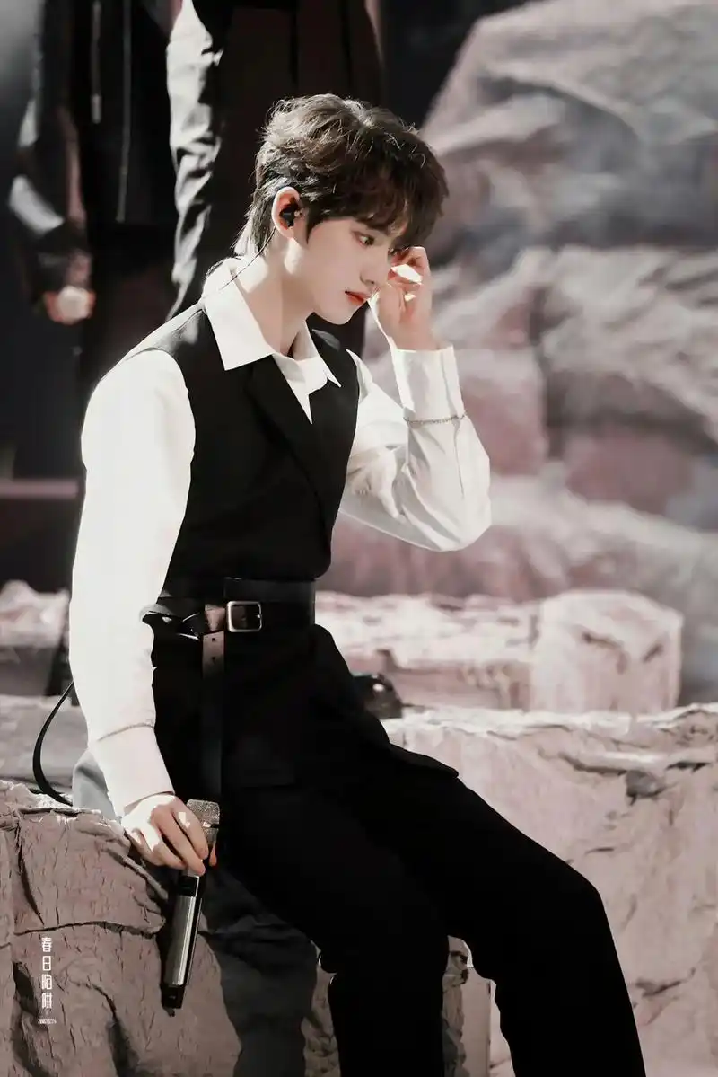 丁程鑫 微博之夜,赢麻了,西装杀,眼镜杀!谁家小王子越长越 - 抖音