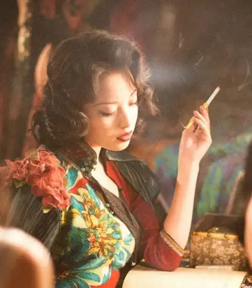 >2,蒋勤勤,有古装第一美人之称的她,没想到穿民国服饰,抽烟的样子,给