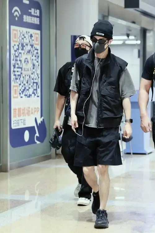 肖战回国机场穿搭