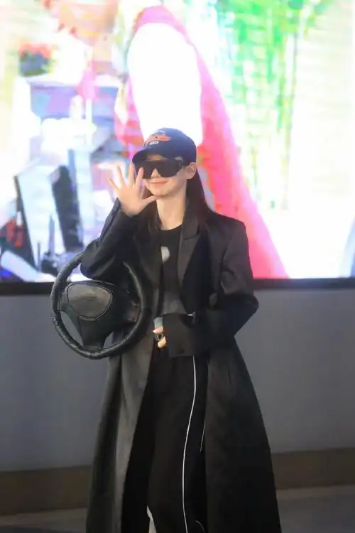 戚薇的包是个方向盘#戚薇出发录制浪姐机场图,全黑造型又飒又酷,方向