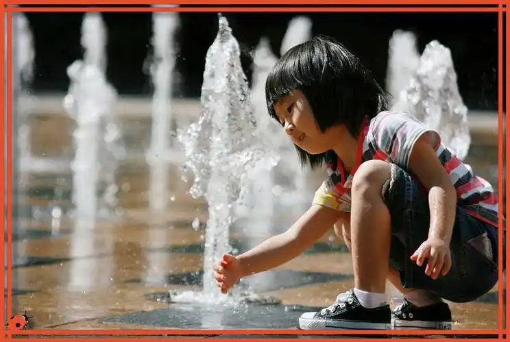 戏水的孩子