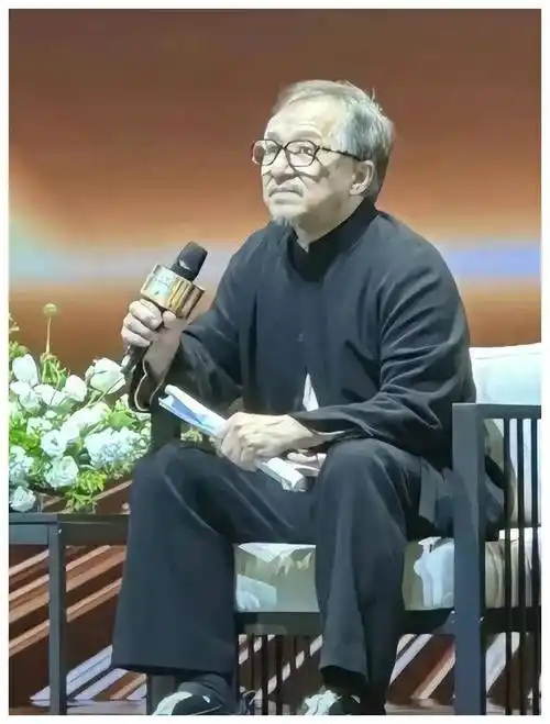 成龙近照曝光:70岁风采依旧,网友关注!