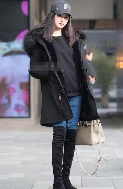 时尚穿搭牛仔裤搭配过膝靴看起来更显腿型