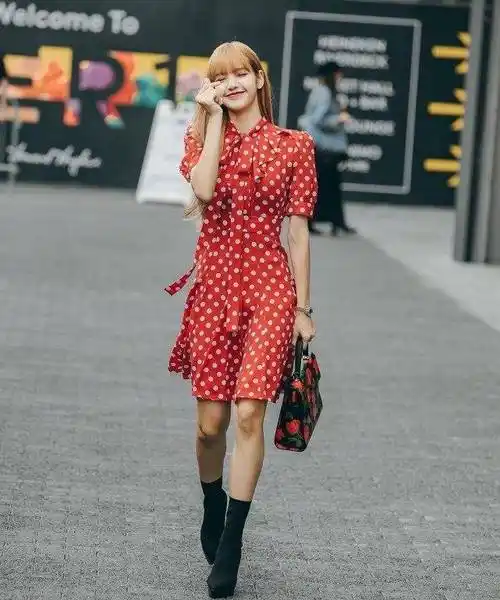 原创lisa私服街拍照太吸睛身穿一身灰色休闲装真是随性又慵懒