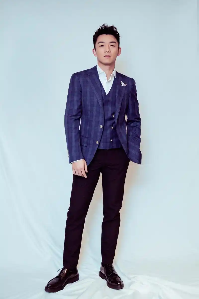 郑恺帅气亮相某活动,蓝色格纹西装精致帅气,气质沉稳干练,举手投足