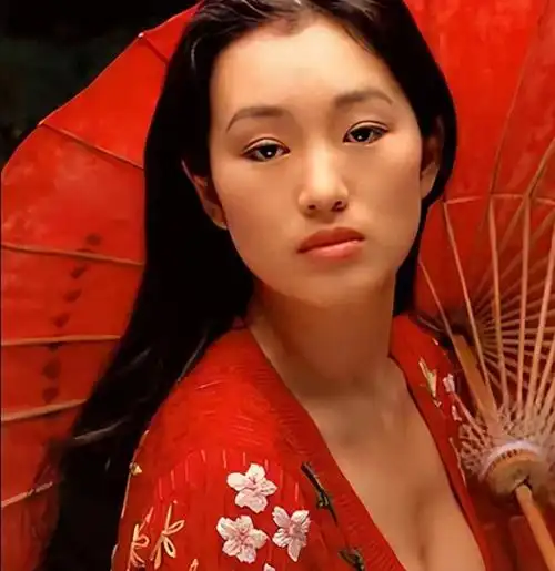 巩俐在年轻时是许多人们心中的女神,巩俐演的第一部作品是《红高粱》