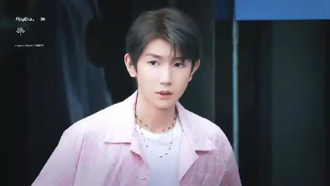 王源粉色衬衫造型