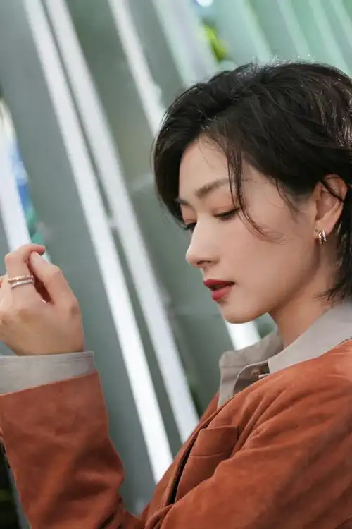 万茜穿湖南省省服##万茜 湖南省省服#@万茜晒对镜自拍照并配文:湖南