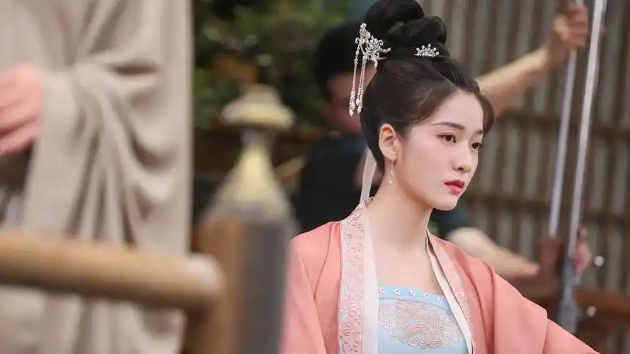 张雪迎新剧衣服还挺好看的